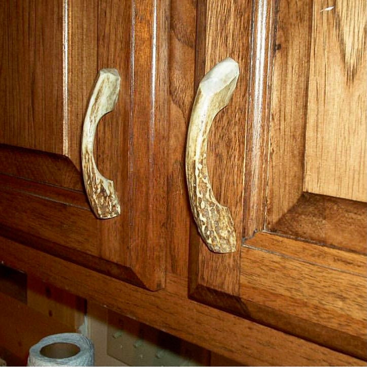 Antler Door Handle - Cabinet or Drawer Pull Hardware (Handmade Rustic Decor for Log Cabin or Hunting Lodge (Medium)